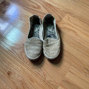Dolce Vita (size 6) cream wicker shoe